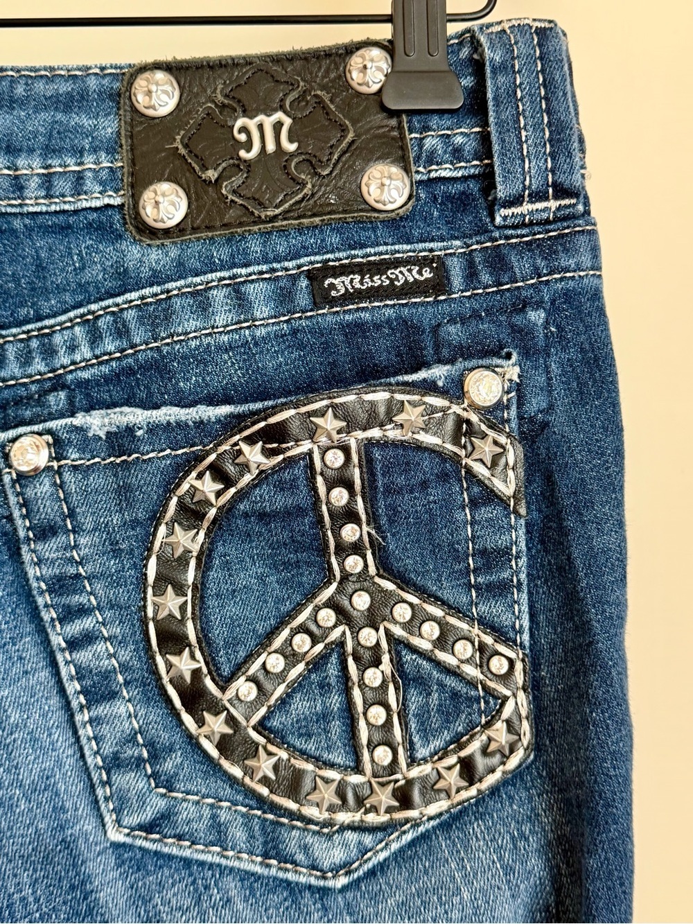 Miss Me Bootcut Jeans Women’s 27 Signature Peace Sign Embellished Pocket JP6062B - Picture 4 of 10